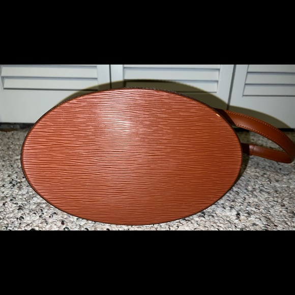 💯 Authentic Louis Vuitton Epi Cluny Leather Bag - - Picture 9 of 15